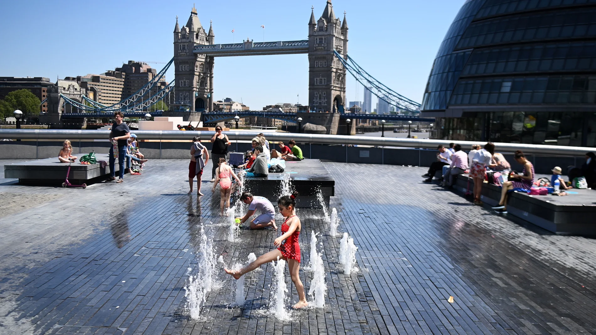 Niños disfrutan del buen tiempo en Londres mientras crece la preocupación por la variante india