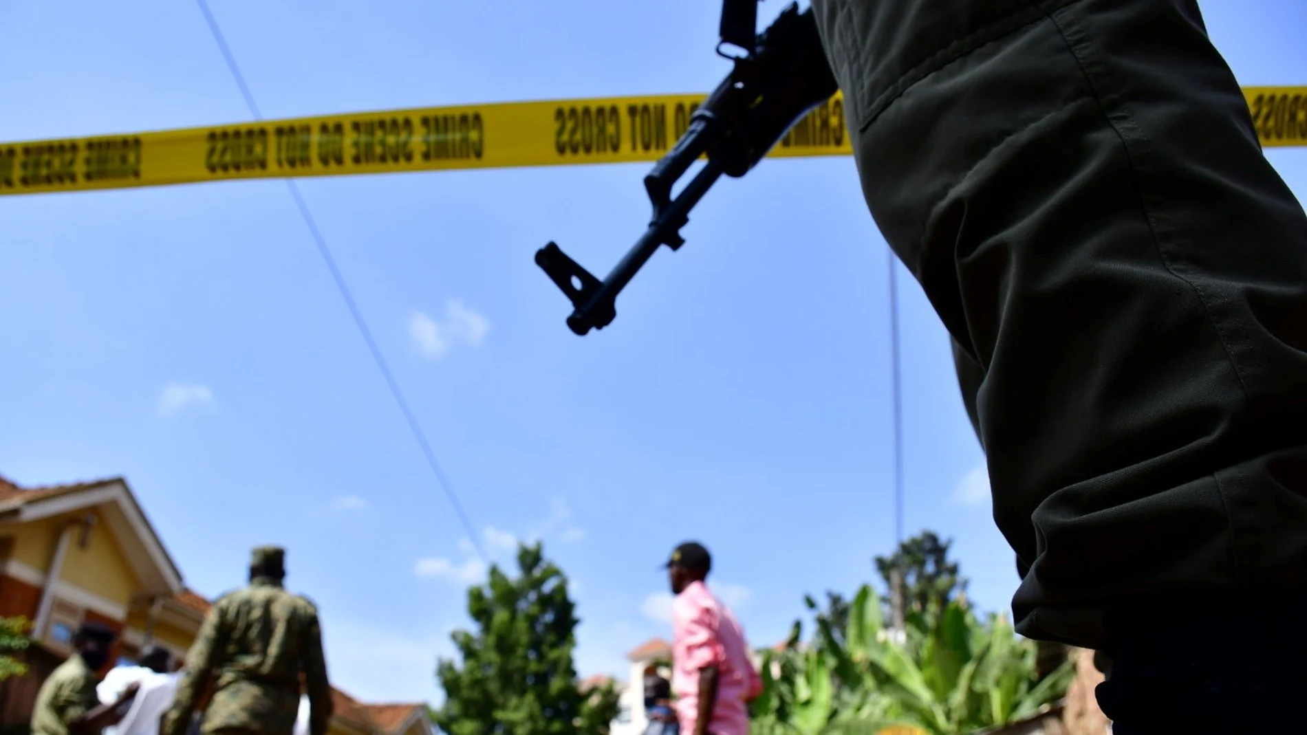 Agentes de policía tras el atentado en Uganda