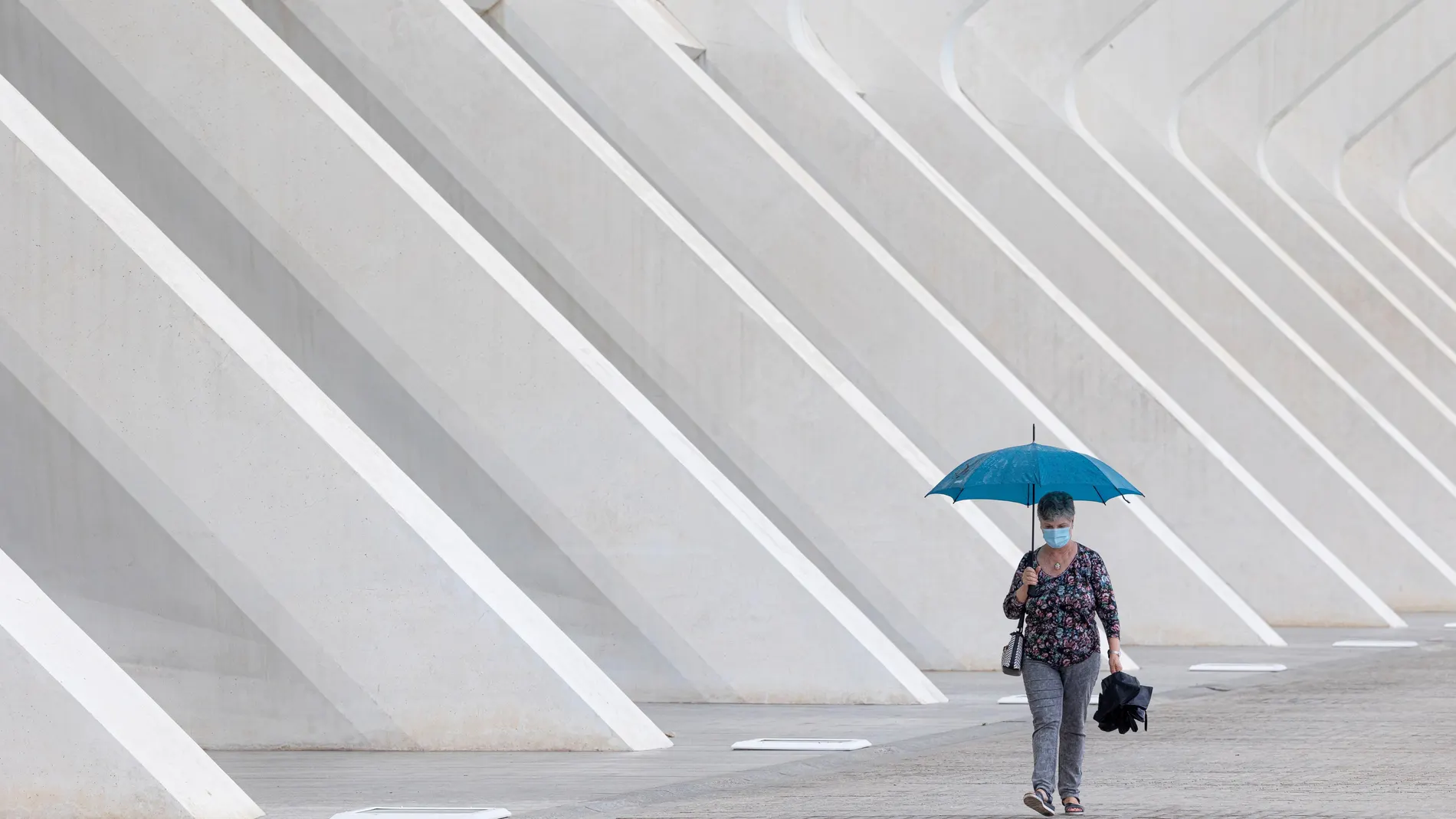 Una mujer se protege con un paraguas, en Valencia