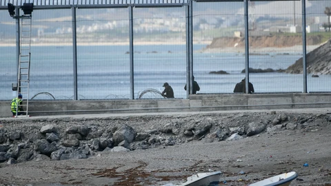 Agentes de la gendarmería marroquí instalan alambradas de concertinas en el muelle del Tarajal