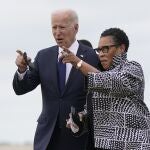 El presidente Joe Biden junto a la secretaria de Estado de Uso y Desarrollo Urbano, Marcia Fudge, a su llegada a Tulsa