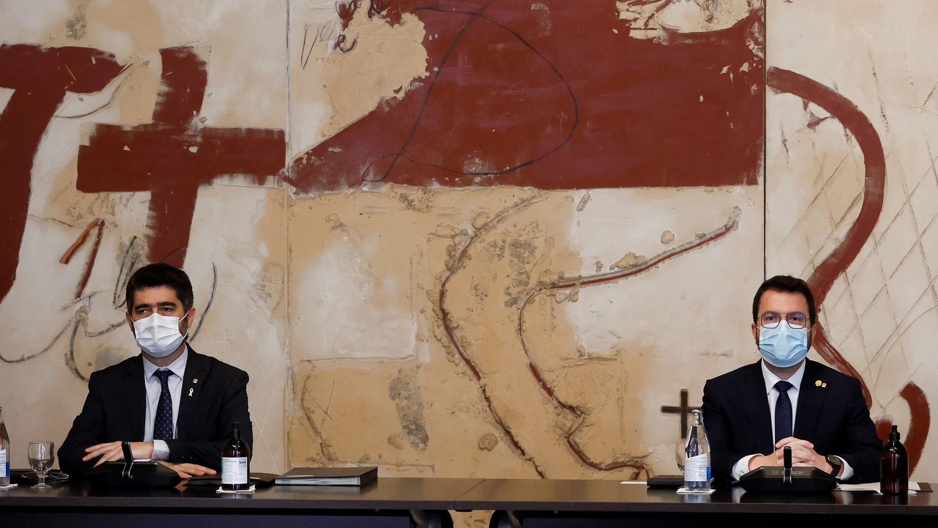El presidente de la Generalitat, Pere Aragonès, acompañado del vicepresidente, Jordi Puigneró