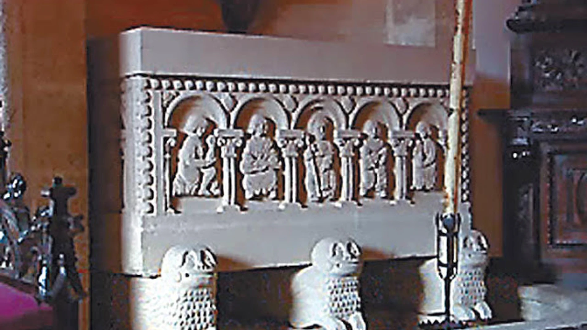 Sarcófago labrado en piedra de Emilia Pardo Bazán
