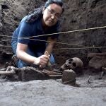 La arqueóloga Mara Becerra mientras estudia el sitio de un entierro prehispánico, en Ciudad de México
