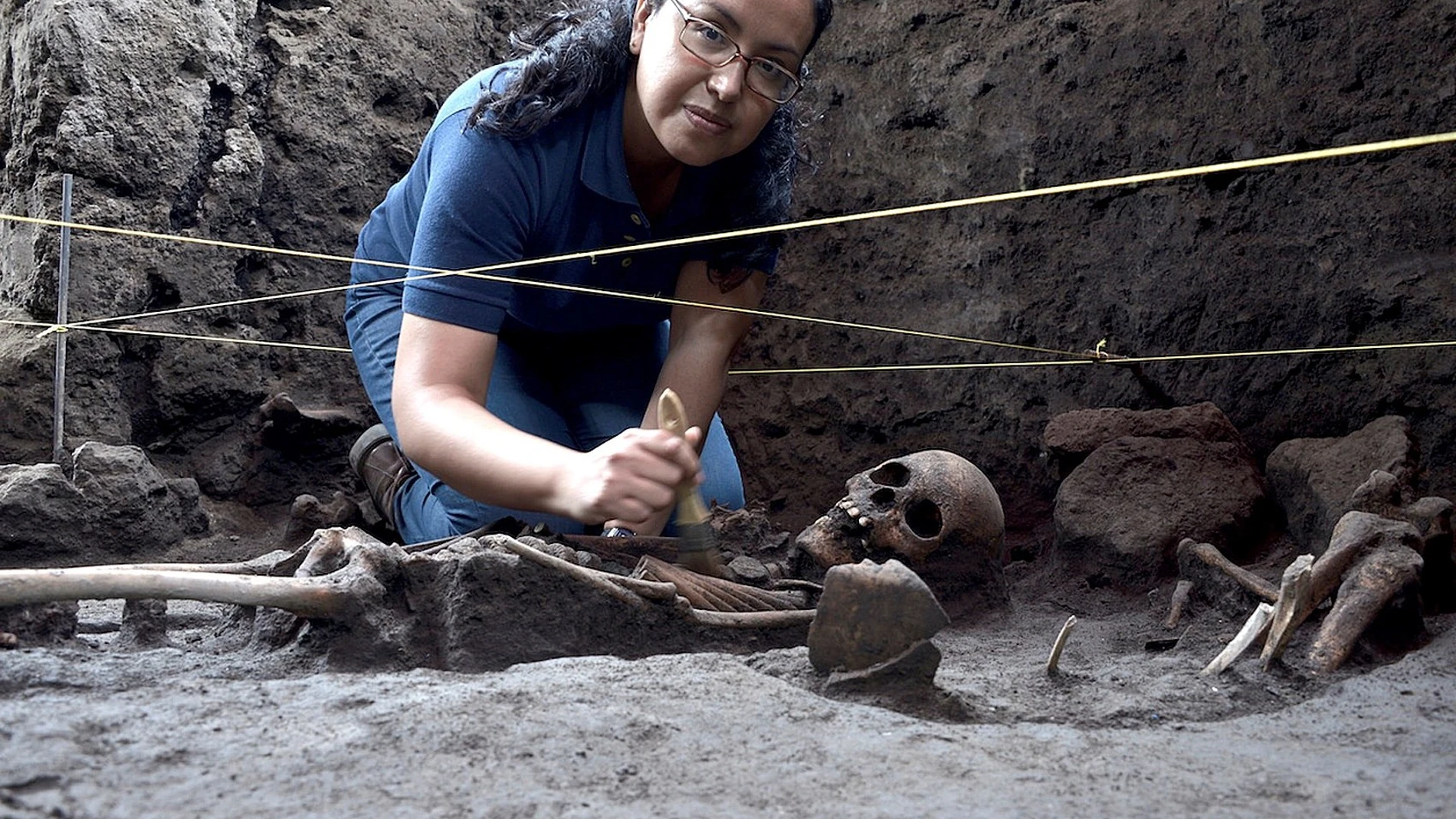 La arqueóloga Mara Becerra mientras estudia el sitio de un entierro prehispánico, en Ciudad de México