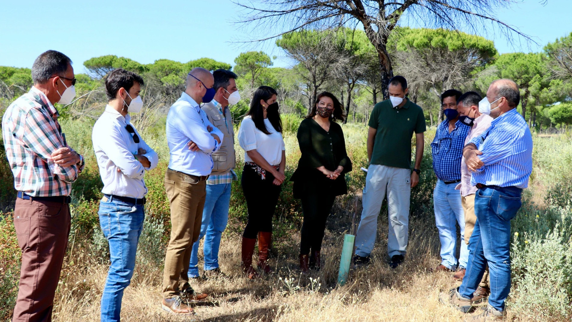 Carmen Crespo, en una visita a la zona de Doñana ambientalmente restaurada tras el incendio de Las Peñuelas de 2017