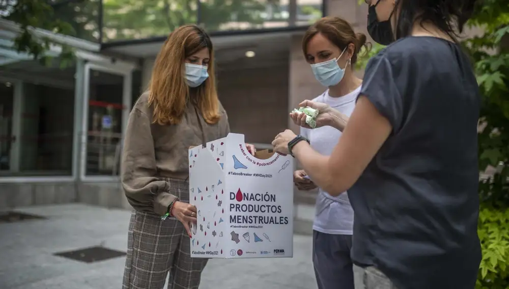 La líder de Más Madrid, Mónica García, lleva a la Asamblea de Madrid un buzón de recogida de productos de higiene menstrual.
