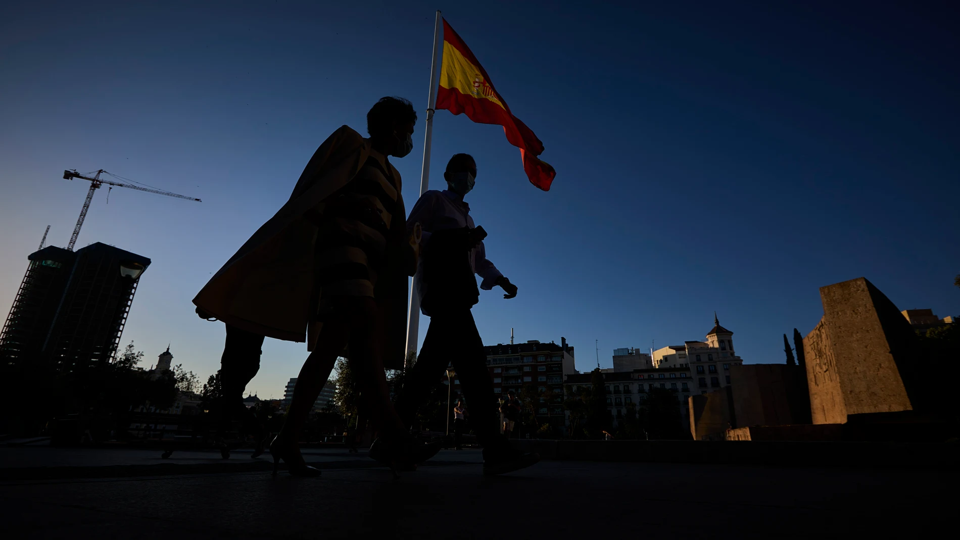 Dos personas pasean por la madrileña plaza de Colón, marco de numerosas manifestaciones