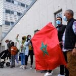 Varios ciudadanos marroquíes se concentran en el exterior del Hospital San Pedro de Logroño este martes, donde se encontraba ingresado el líder del Frente Polisario, Brahim Ghali