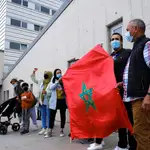 Varios ciudadanos marroquíes se concentran en el exterior del Hospital San Pedro de Logroño este martes, donde se encontraba ingresado el líder del Frente Polisario, Brahim Ghali