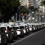 Taxistas permanecen estacionados en vías cercanas a la Puerta de Alcalá