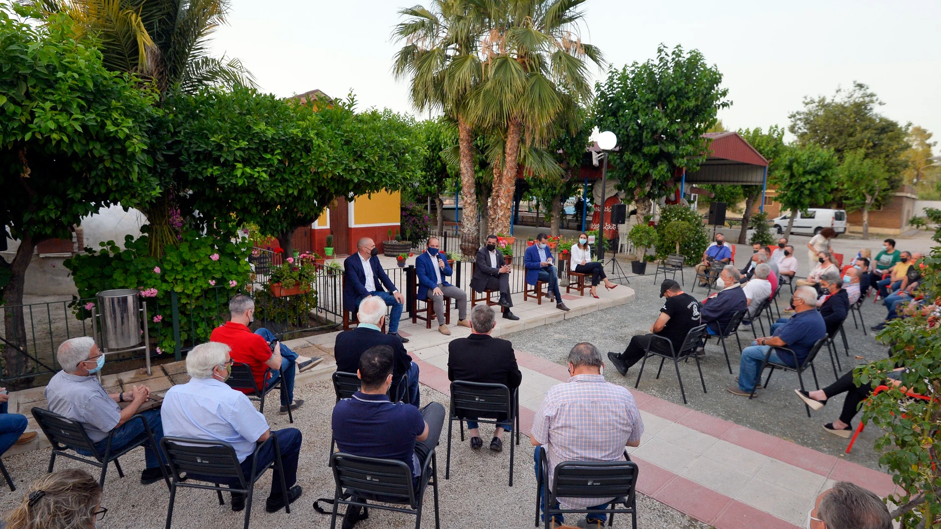El Alcalde, José Antonio Serrano, acompañado por el vicealcalde, Mario Gómez, se reúne con el presidente de la Federación de Peñas Huertanas, Juan Pablo Hernández, y medio centenar de presidentes de peñas huertanas