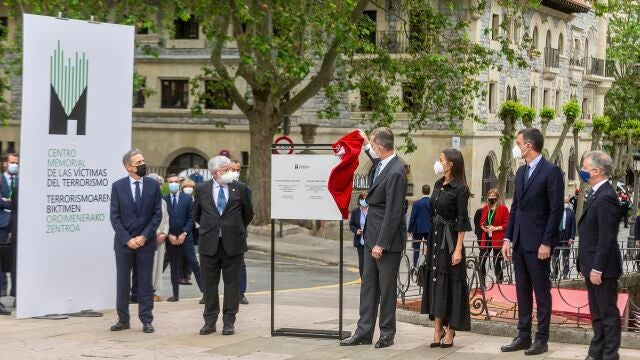 El Rey Felipe VI, destapa la placa de inauguración del Centro Memorial de las Víctimas del Terrorismo, en presencia de la Reina Letizia y el lehendari, Iñigo Urkullu