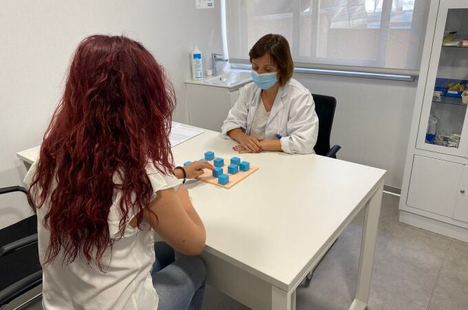 Consulta de Neurología de un hospital de Vithas, donde se trata a pacientes de covid persistente con síntomas como la "niebla mental"