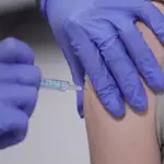 Una persona recibe la segunda dosis de la vacuna contra el Covid-19
