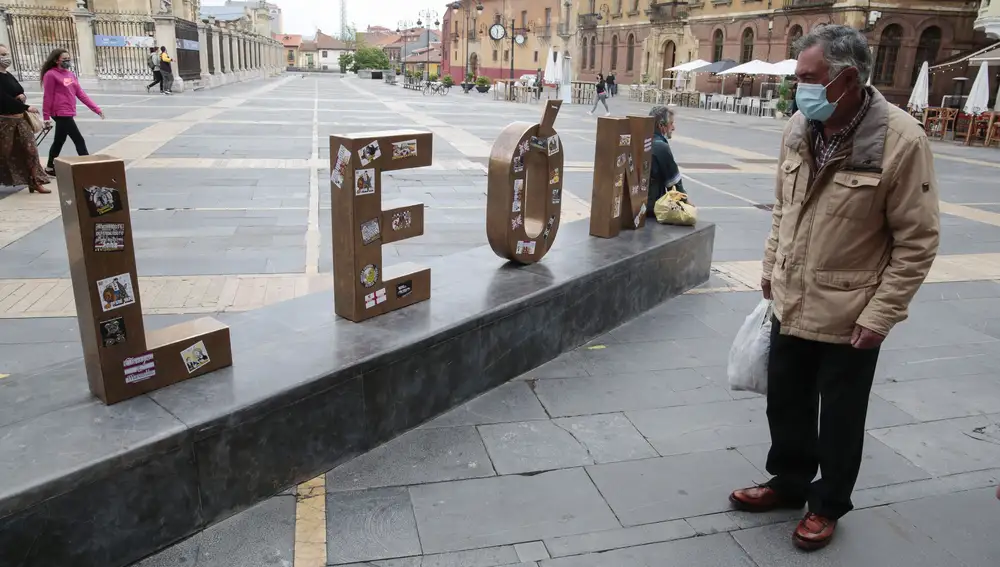 Actos vandálicos a las letras León de la plaza de la catedral