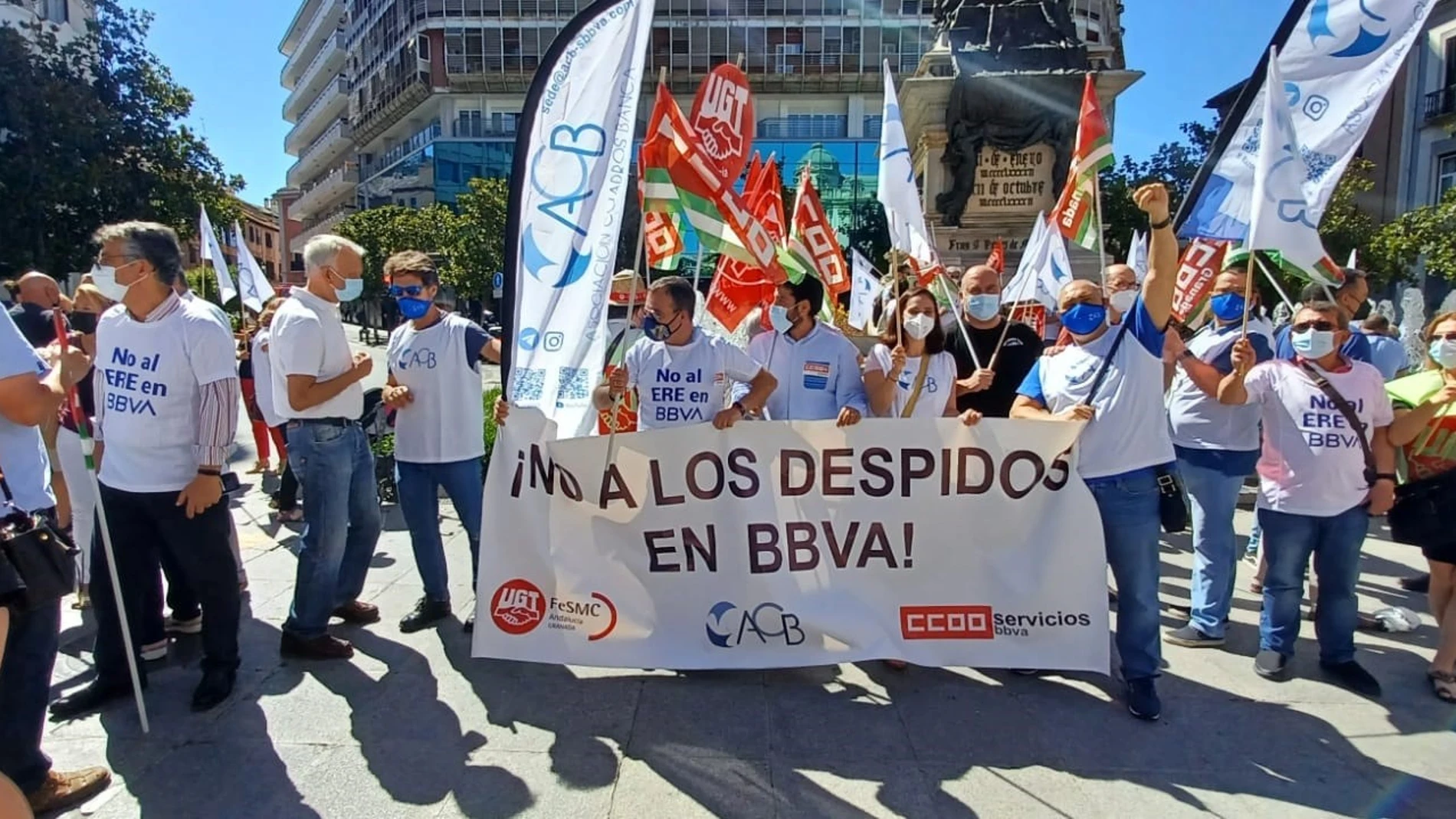 Concentración en la Plaza Isabel la Católica de Granada de trabajadores de BBVA por la huelga en la entidad