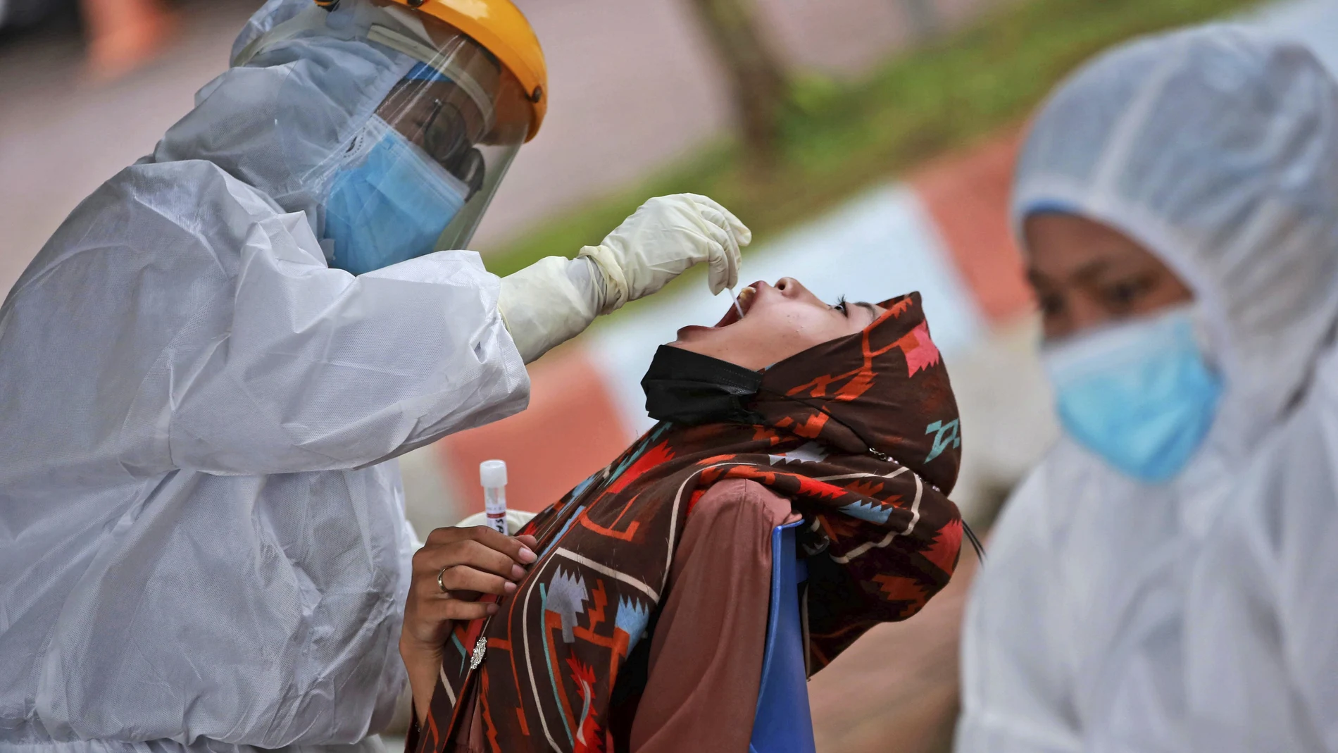 Un médico realiza un test dentro de una campaña de detección masiva de Covid-19 en la Universidad del Norte de Sumatra, en Indonesia