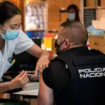 Un agente de la Policía Nacional recibe la segunda dosis de la vacuna contra la covid-19, EFE/ Cati Cladera