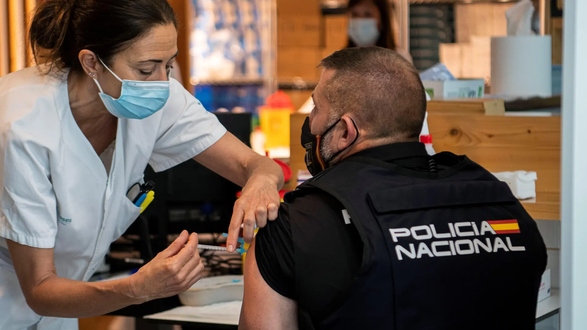 Un agente de la Policía Nacional recibe la segunda dosis de la vacuna contra la covid-19, EFE/ Cati Cladera