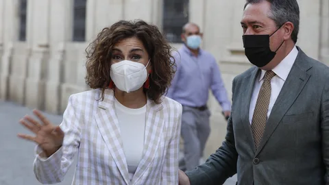 La ministra de Hacienda y portavoz del Gobierno de España, María Jesús Montero, a su llegada al Ayuntamiento hispalense donde la mantenido una reunión con el alcalde de Sevilla, Juan Espadas