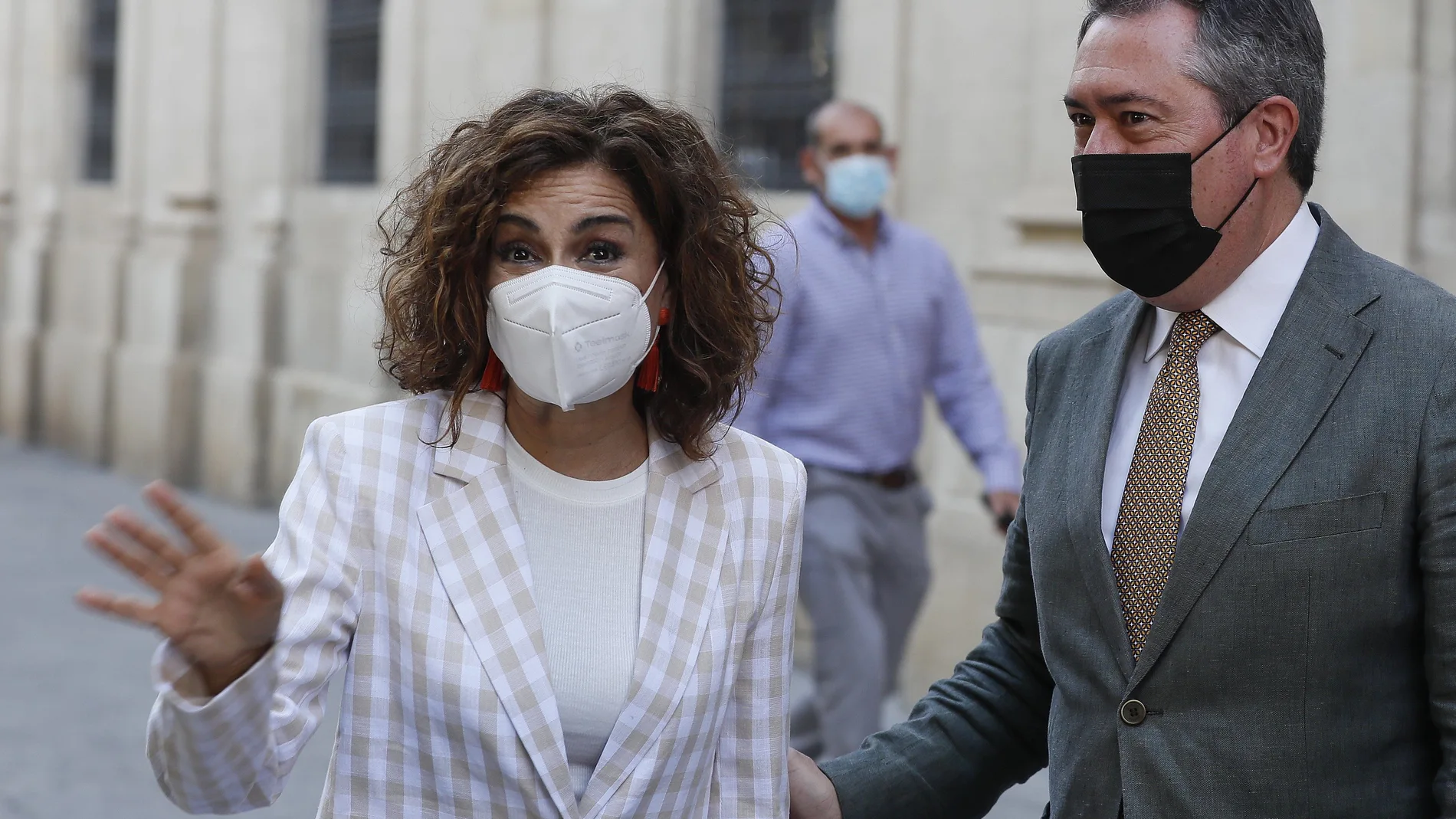 La ministra de Hacienda y portavoz del Gobierno de España, María Jesús Montero, a su llegada al Ayuntamiento hispalense donde la mantenido una reunión con el alcalde de Sevilla, Juan Espadas