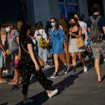 Ambiente en las calles del centro de madrid abarrotadas de gente caminado por las aceras de las zonas comerciales.