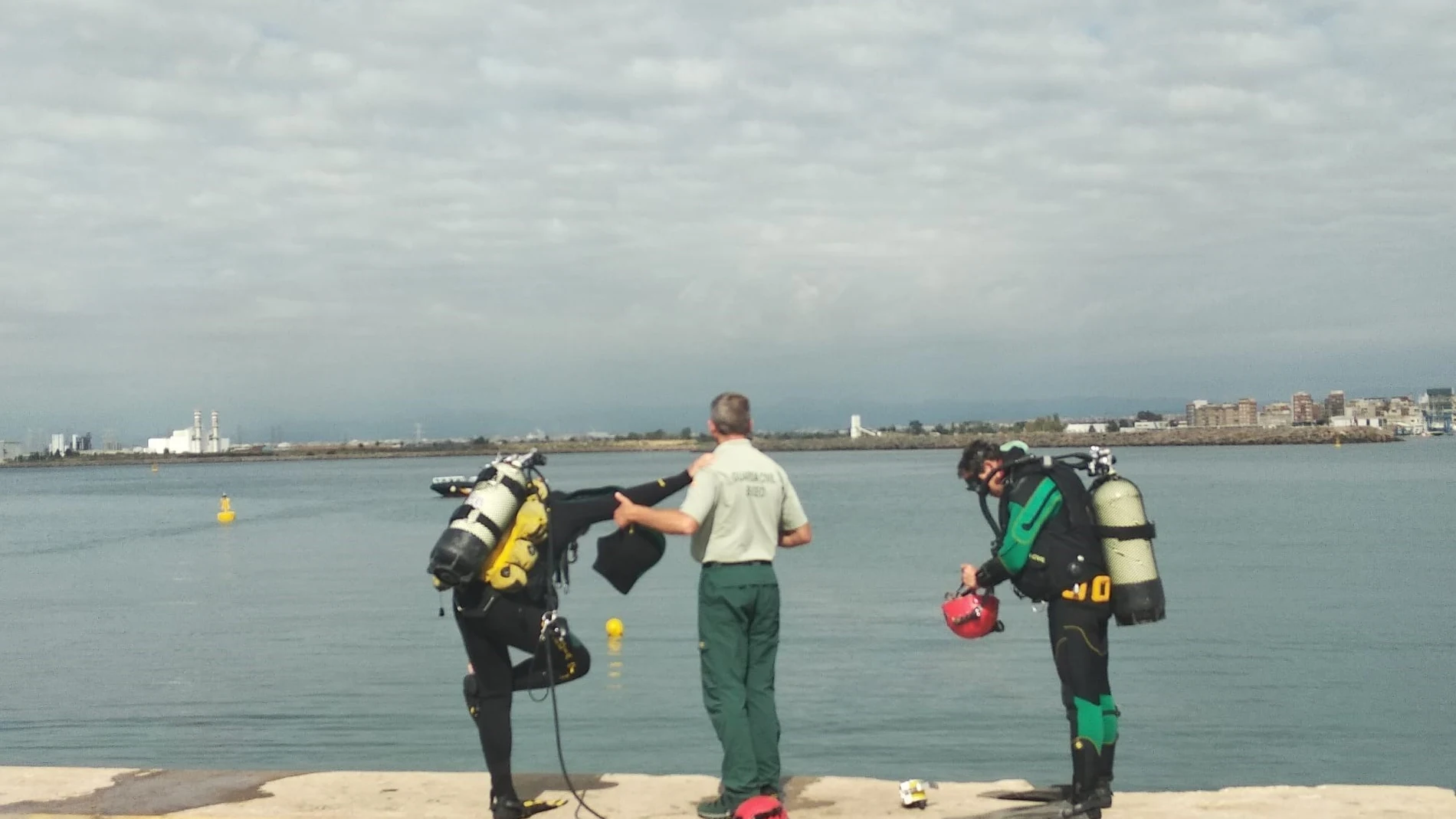 Trabajos de búsqueda del estibador desaparecido en el Puerto de Castelló al volcar un buque
