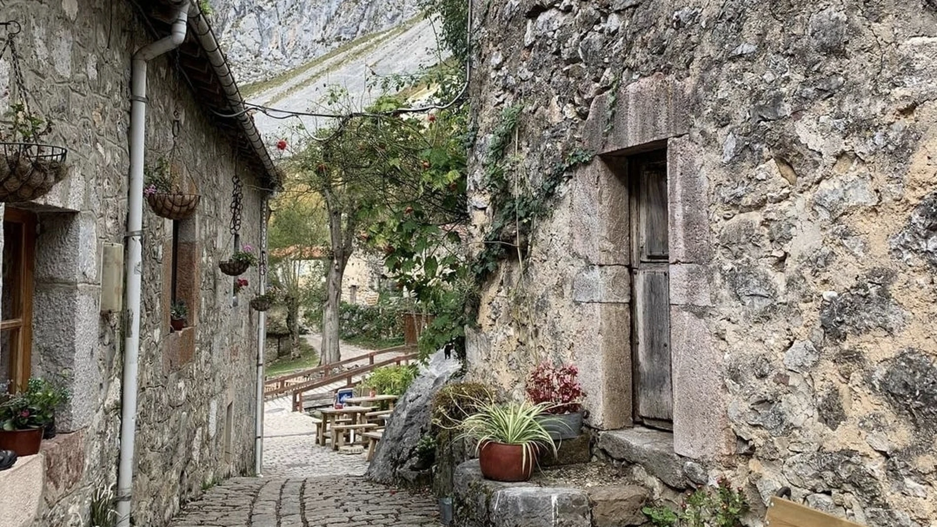 Una imagen de Bulnes, en Asturias/ Instagram @lospueblosmbe