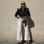 Miriam Pérez con pantalones blancos y top negro/ Instagram @honeydressing