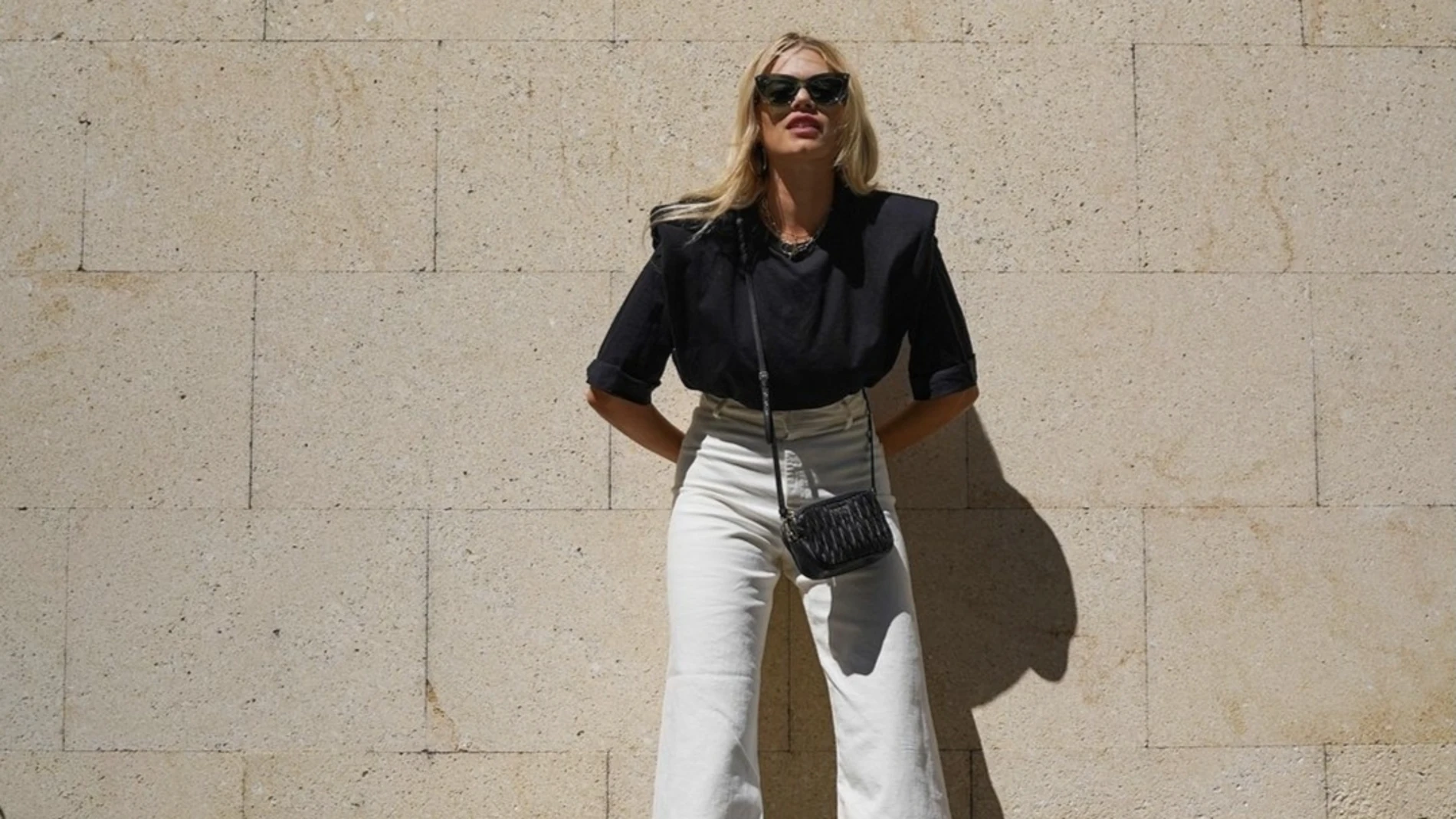 Miriam Pérez con pantalones blancos y top negro/ Instagram @honeydressing