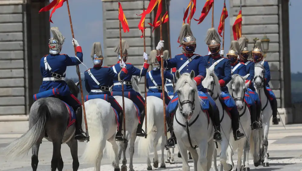 La Plaza de la Armería del Palacio Real acoge el relevo solemne de la Guardia Real.