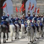 La Plaza de la Armería del Palacio Real acoge el relevo solemne de la Guardia Real.