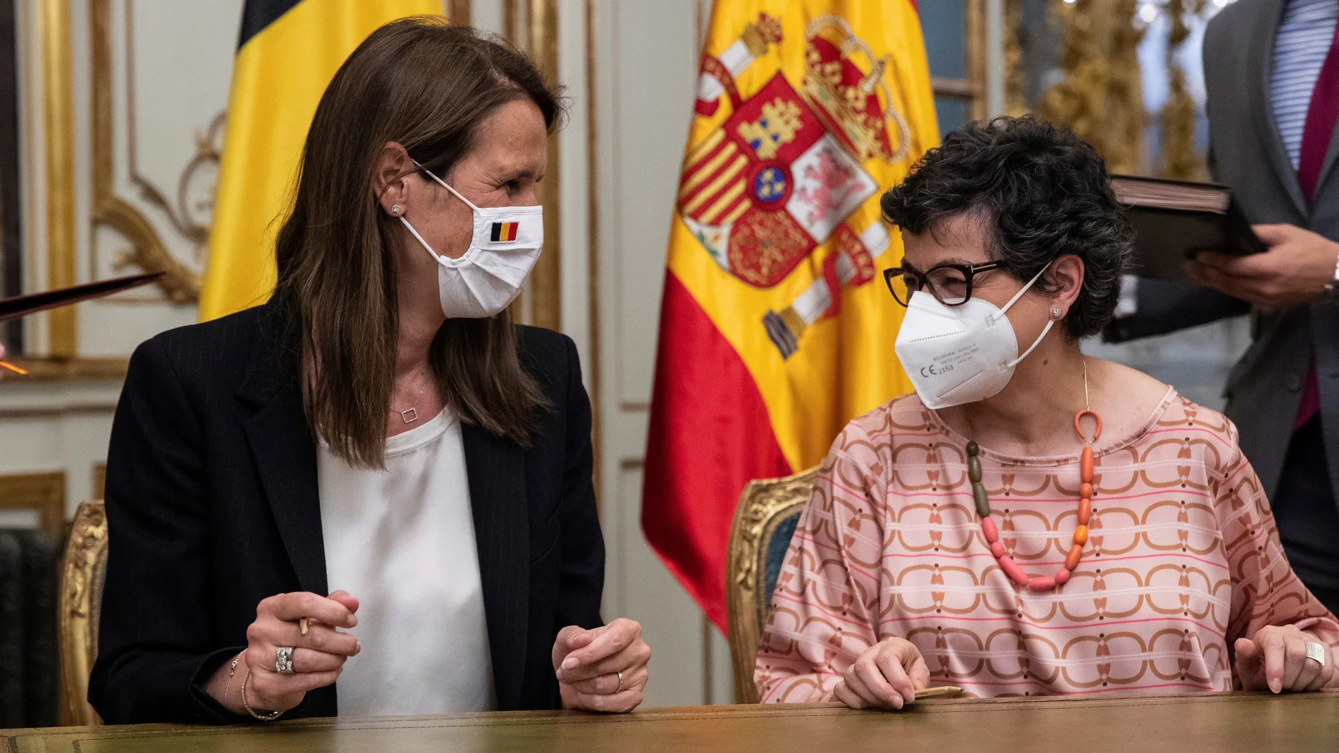 Arancha González Laya con la ministra de Asuntos Exteriores de Bélgica, Sophie Wilmés, antes de suspenderse la rueda de prensa conjunta