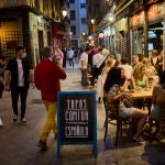 Ambiente en las calles del centro de Madrid abarrotadas de gente