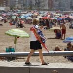 Una persona en la Playa de Levante de Benidorm