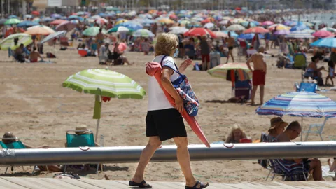 Una persona en la Playa de Levante de Benidorm