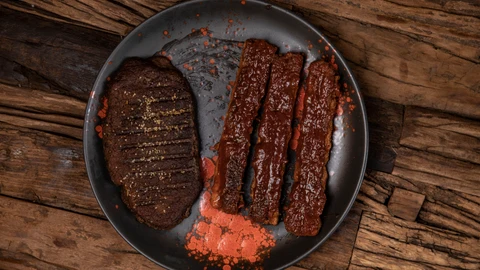 Productos vegetales a la venta en Compasión, la primera carnicería vegana de Madrid.