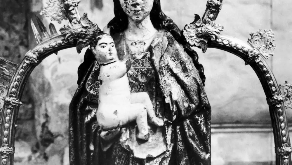 Virgen con el Niño, imagen de madera policromada profanada, siglo XVI. Iglesia parroquial de Olías del Rey (Toledo)