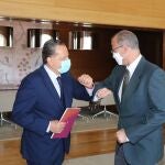 El presidente de las Cortes de Castilla y León, Luis Fuentes, recibe del presidente del Consejo de Cuentas, Mario Amilivia, la memoria de actividades de la institución correspondiente al año 2020.