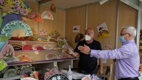 El alcalde de València, Joan Ribó, visita la muestra organizada por Arteval (Asociación de Artesanos Valencianos)