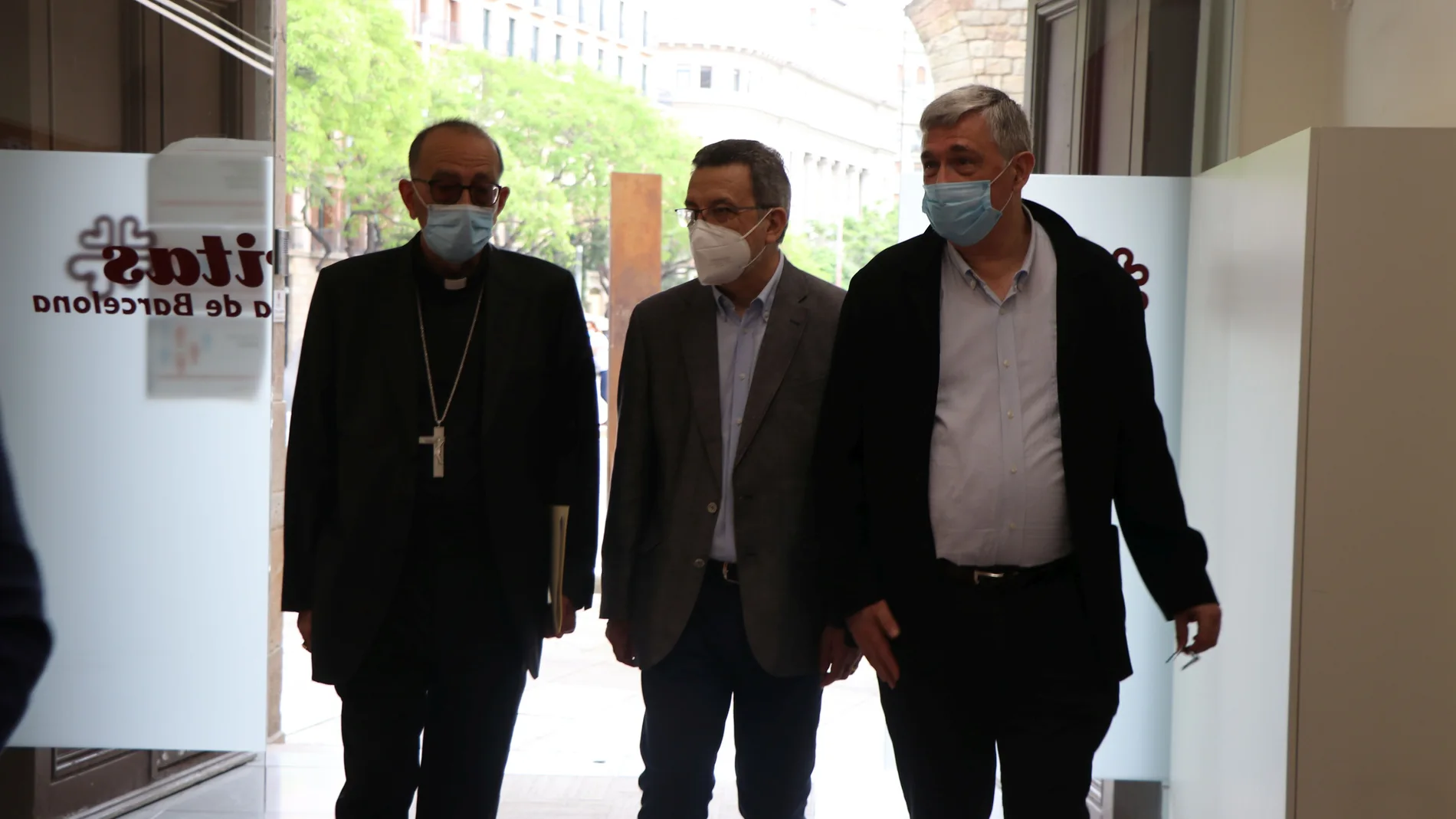 Salvador Busquets, director de Cáritas Barcelona, y Joan Josep Omella, cardenal arzobispo y presidente de Cáritas Barcelona, presentan la memoria de 2020
