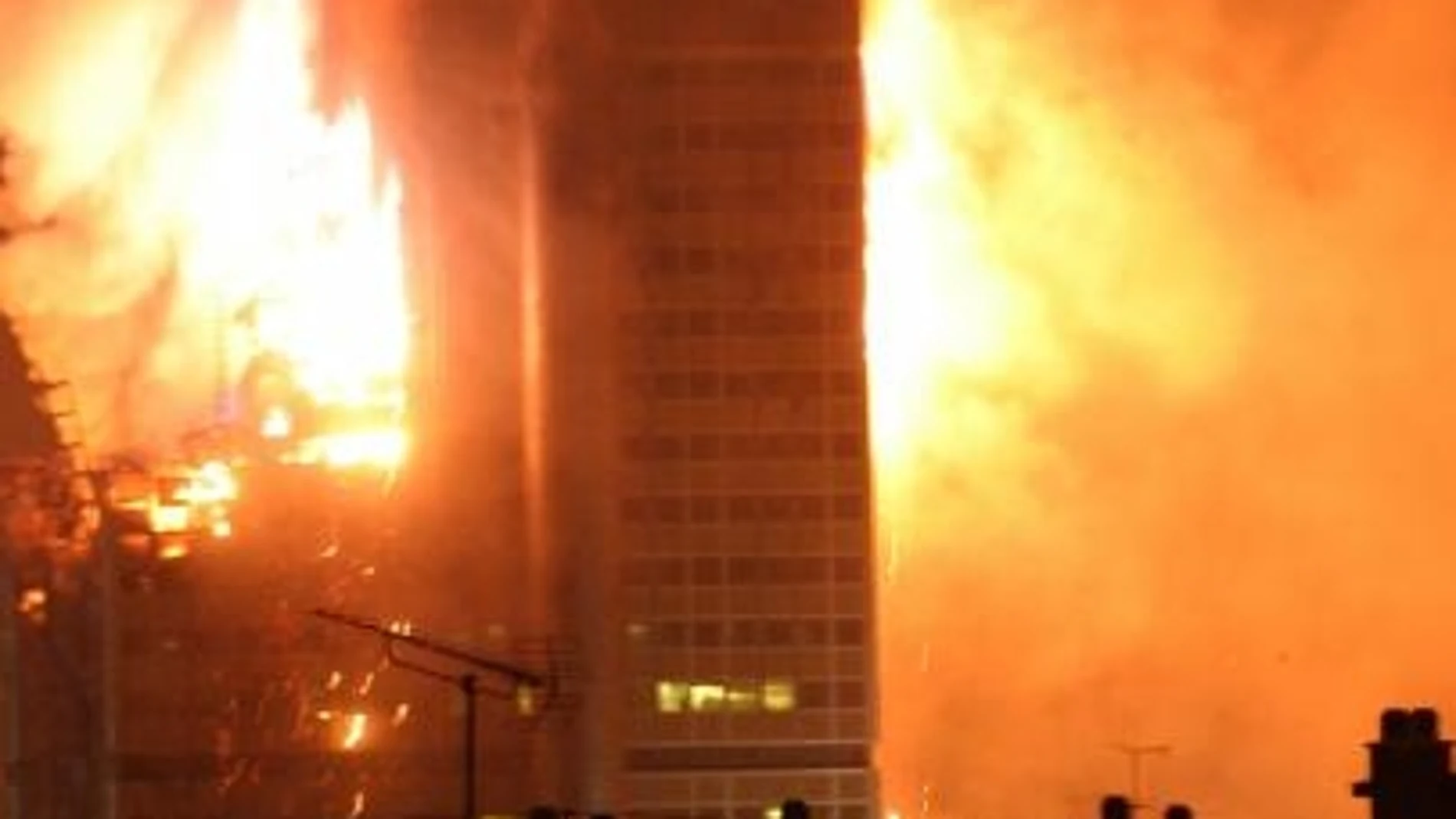 Imagen del incendio de la torre Windsor.