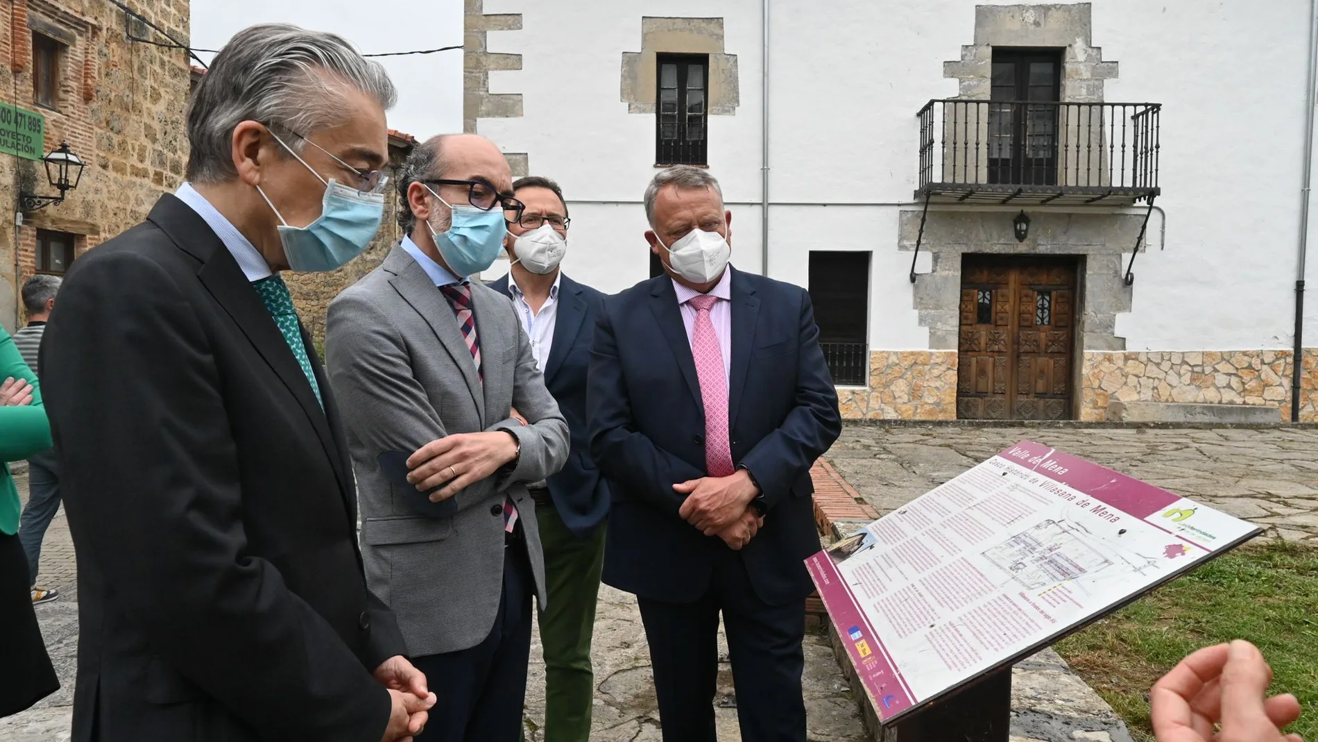El consejero de Cultura y Turismo, Javier Ortega, visita Villlasana de Mena