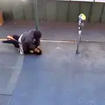 Un hombre ataca a una mujer en San Francisco en una foto de archivo