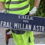 Un operario municipal en el momento en el que retiró una de las placas de la calle Millán Astray