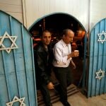 Naftali Bennett entra en una sinagoga antes de reunirse con simpatizantes en Tel Aviv