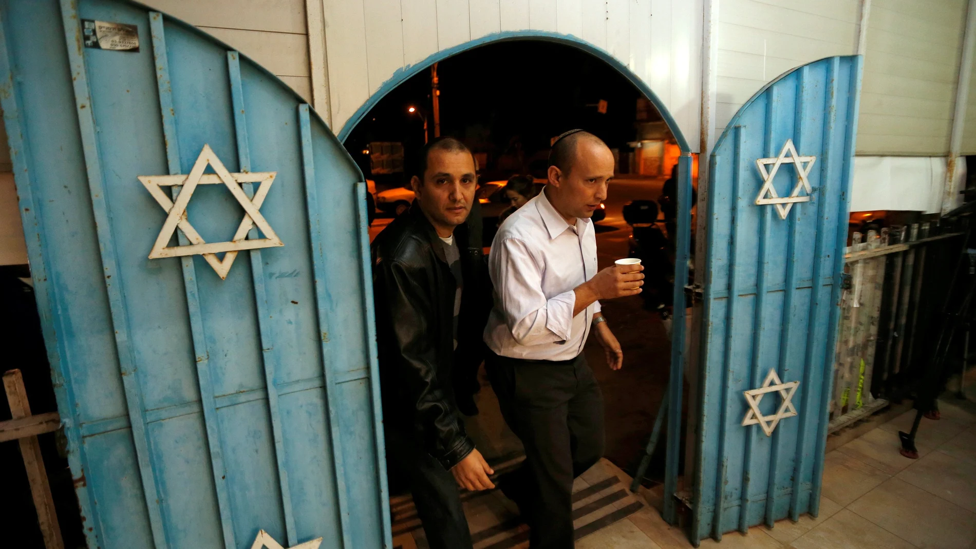 Naftali Bennett entra en una sinagoga antes de reunirse con simpatizantes en Tel Aviv