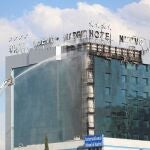 Bomberos extinguen las llamas tras un aparatoso incendio en la fachada exterior del Hotel Nuevo Madrid, situado junto a la zona norte de la M-30 en Madrid