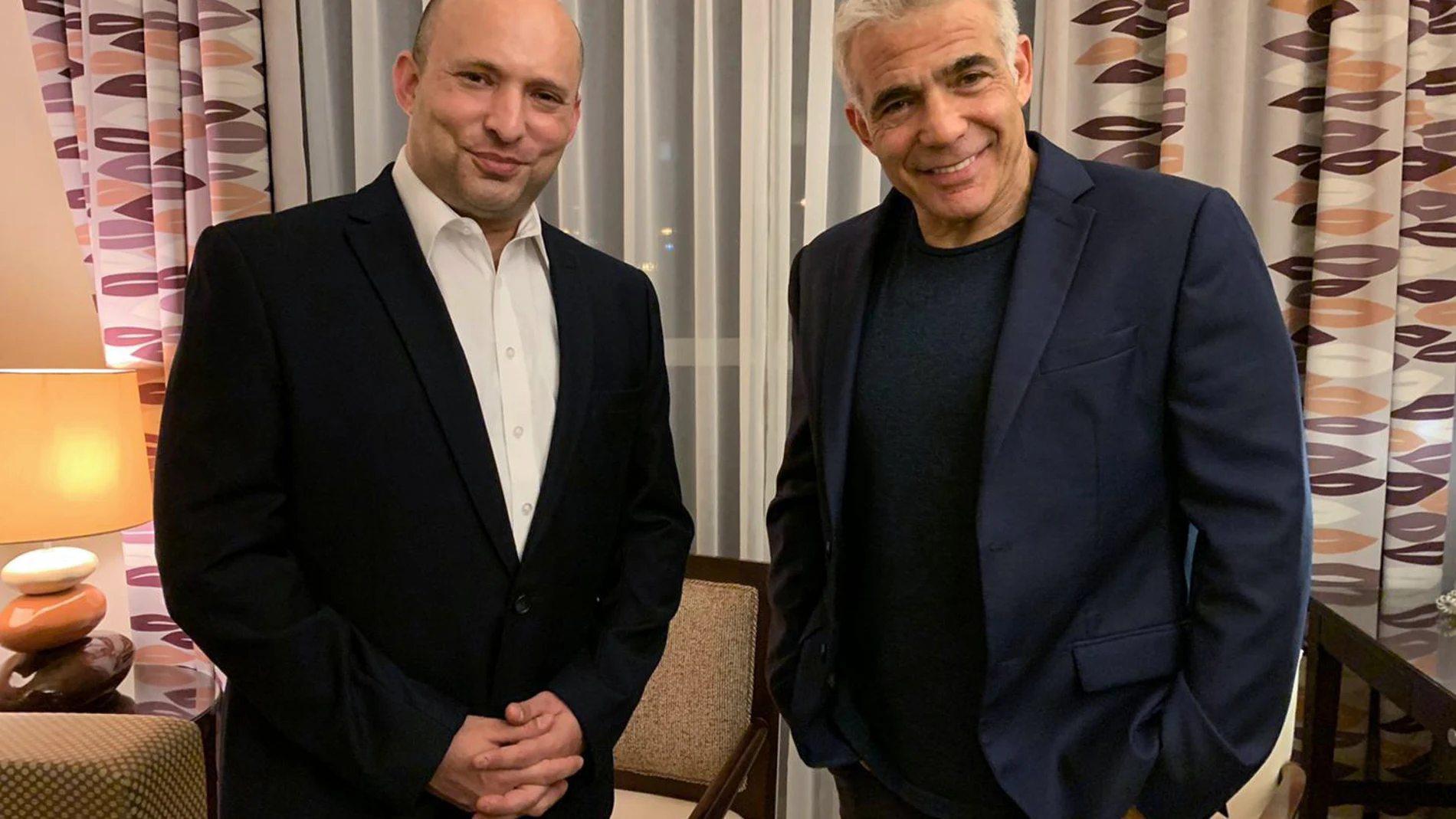 Yair Lapid (dcha) y Naftali Bennett se rotarán como primer ministro de Israel